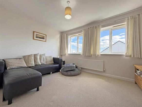 Cobham Close 14 - Lounge.jpg