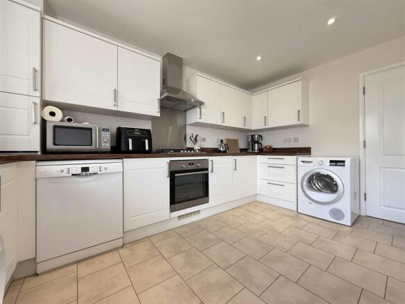 Cobham Close 14 - Kitchen.jpg