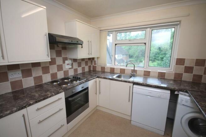 2 bedroom flat to rent in cressall close, leatherhead, kt22