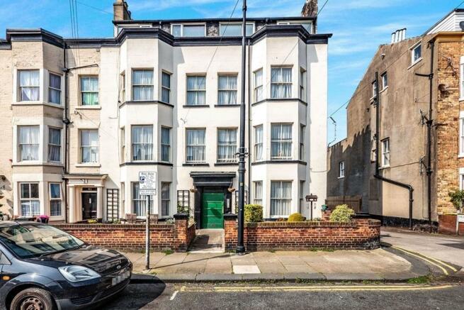 1 bedroom flat to rent in Trafalgar Square, Scarborough ...