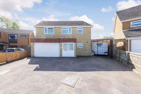 Berkeley Close, Banbury.  Double Garage.