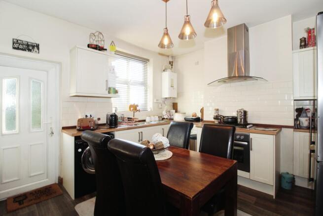 OPEN PLAN KITCHEN & DINING AREA
