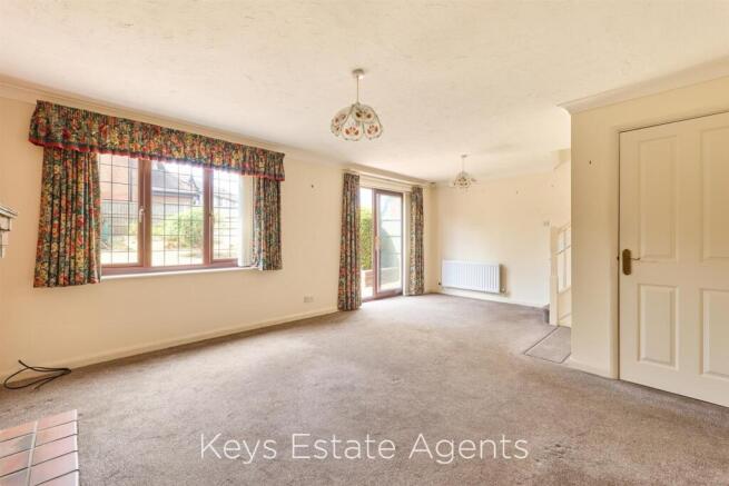 OPEN PLAN LOUNGE & DINING SPACE