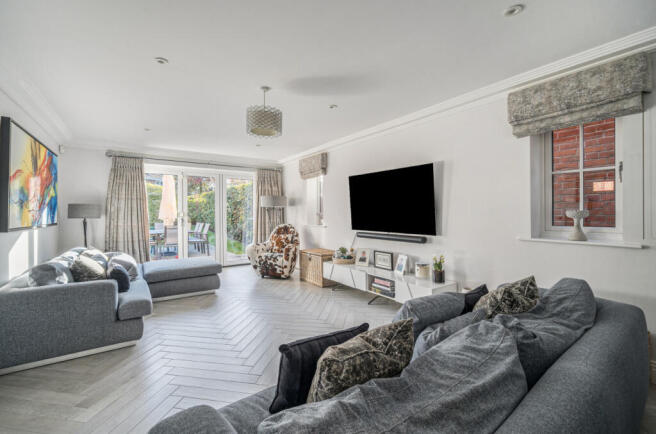 1372507-7-68fb463...