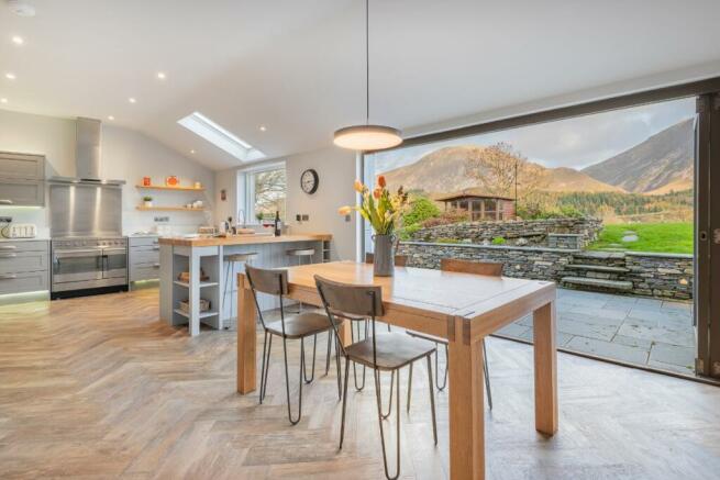 Open plan - kitchen/dining area