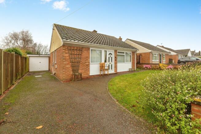 2 bedroom bungalow for sale in Hubbard Close, Wymondham, Norfolk, NR18