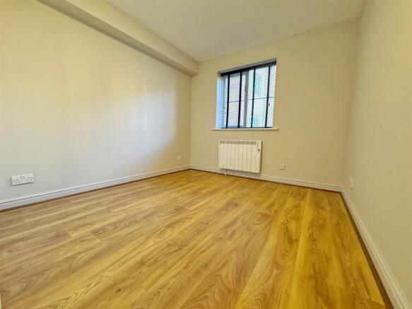 Bedroom 1_inPixio.jpg