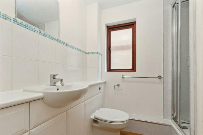 F4 62 Palmerston Road SW19 bathroom.jpg