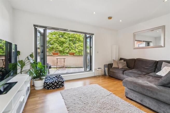 Flat 1, 191 Hartfield Road SW19 reception 2.jpg