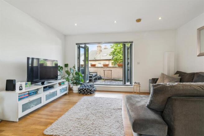 Flat 1, 191 Hartfield Road SW19 reception 1.jpg