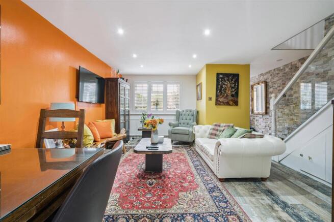 6 Wlkins Close, Mitcham reception 3.jpg