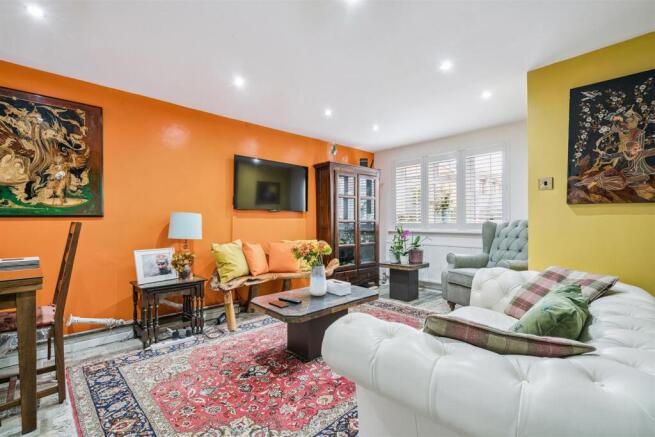 6 Wlkins Close, Mitcham reception 1.jpg