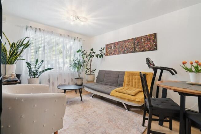 194 Heathfield Drive CR4 reception 1.jpg