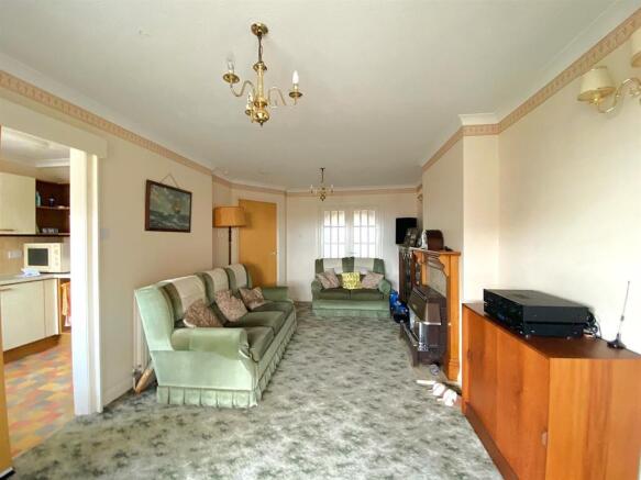 77 Rotherfield Ave - Lounge2.jpg