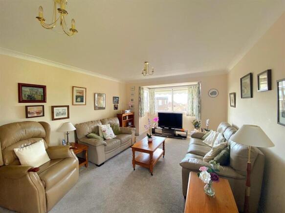 6 Highgrove - Lounge2.jpg