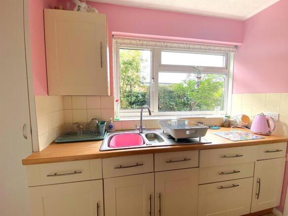 60 Gwyneth Grove - Kitchen1.jpg