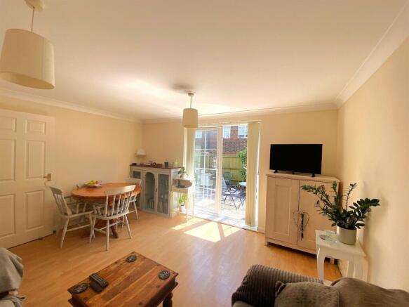 2 Chancery Ct - Lounge2.jpg