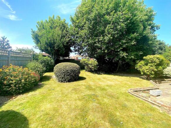 36 Terminus Ave - Garden1.jpg