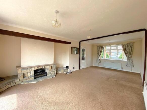 14 Ravens Close - Lounge2.jpg
