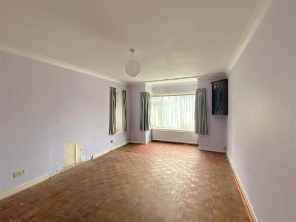 2 Crispin Ct - Lounge1.jpg