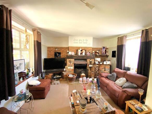 23 Barnhorn Road - Lounge1.jpg