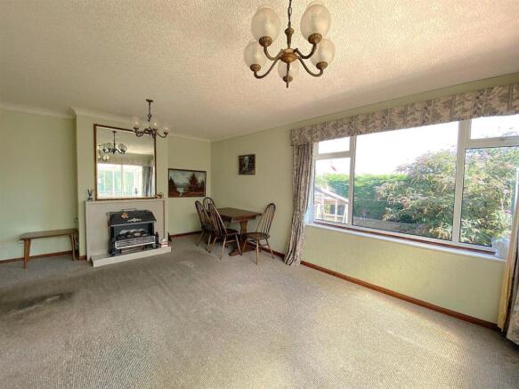 6 Royston Gardens - Lounge2.jpg