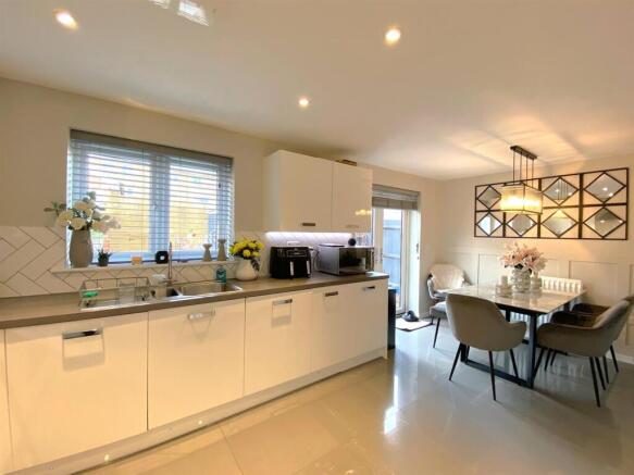 8 Daisy Way - Kitchen3.jpg