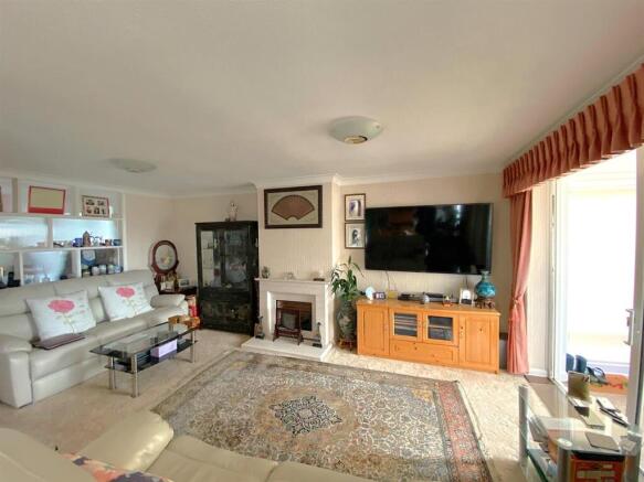 59 Links Drive - Lounge3.jpg