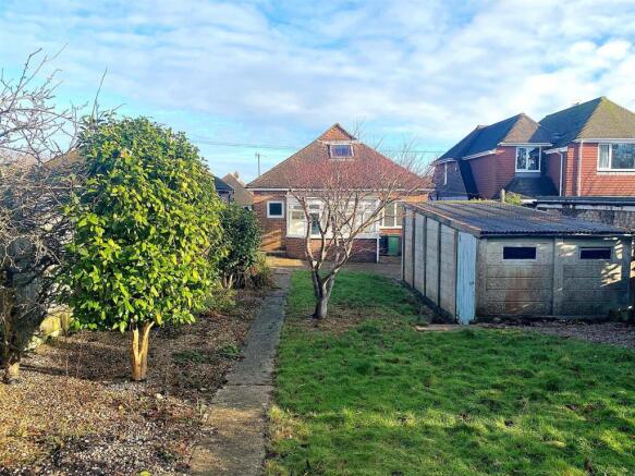 25 Hillcrest Ave - Garden2.jpg