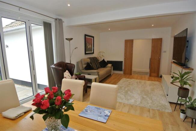 Dining Lounge 2.JPG