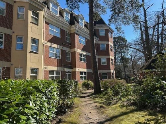 83 Elmhurst Court gardens 5.jpg