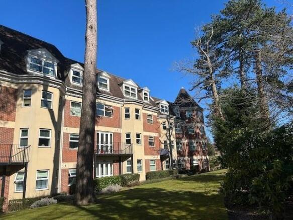83 Elmhurst Court gardens 1.jpg
