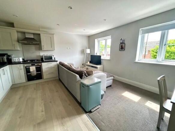 3 longdon Court lounge dining.jpg