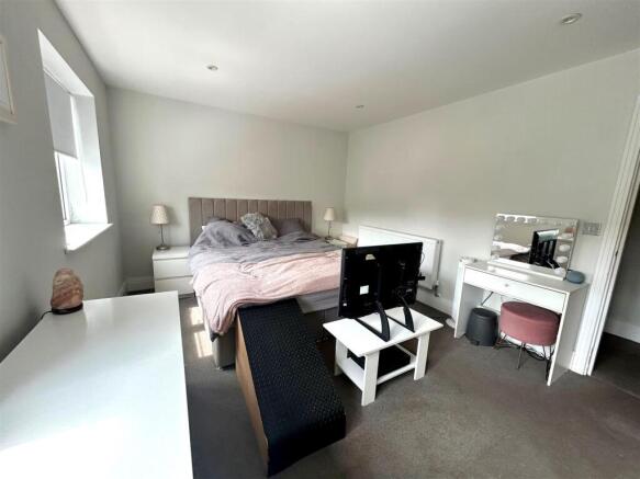3 langdon Court bedroom1.jpg