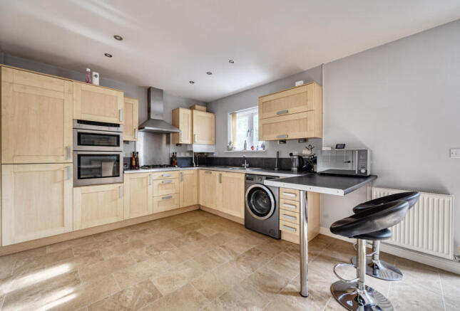 1372526-5-68fa0b1...