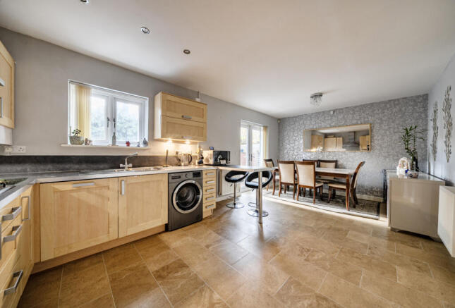 1372526-6-68fa0b3...