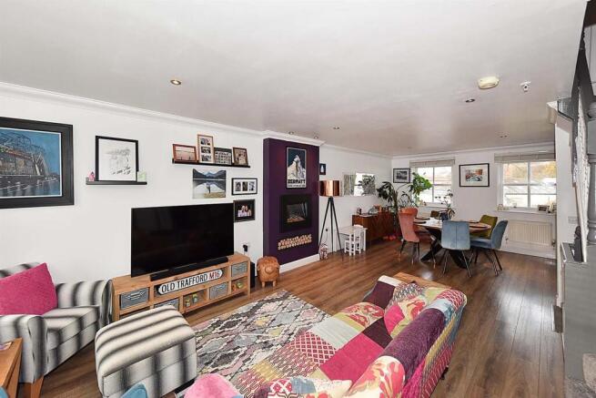 DUAL ASPECT LIVING ROOM