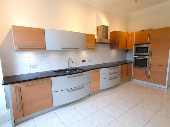 Kitchen 2.jpg