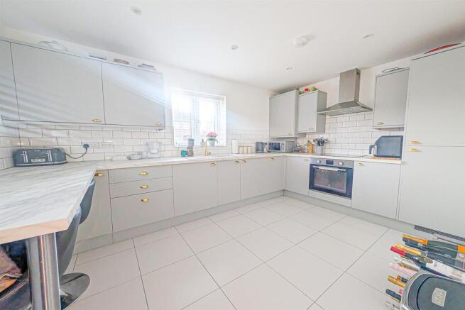 PXL_20251104_152821423.RAW-01 KIT.jpg