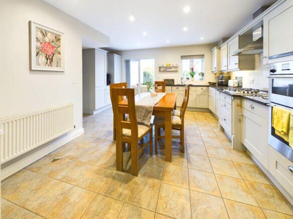 KITCHEN/BREAKFAST ROOM