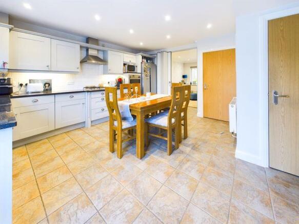 KITCHEN/BREAKFAST ROOM