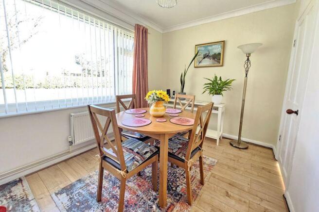 L-Shaped Lounge/Dining Area