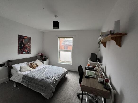 8 Rosemary Lane - Bed2.jpg