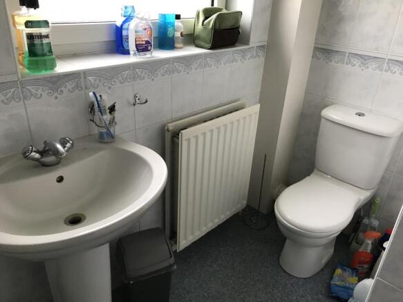 17 Ravendale Drive - Bathroom.jpg