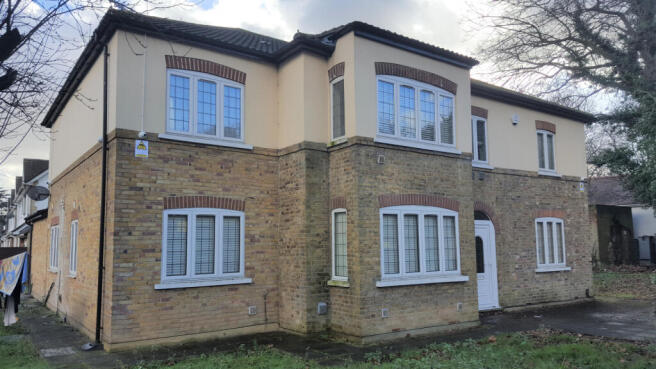 2 bed flat to rent High Street, Cranford TW5