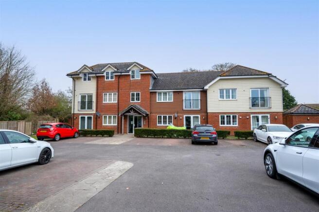 Flat 14 88 90 Hambledon -Road 25 18.jpg