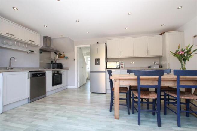 Kitchen_.JPG