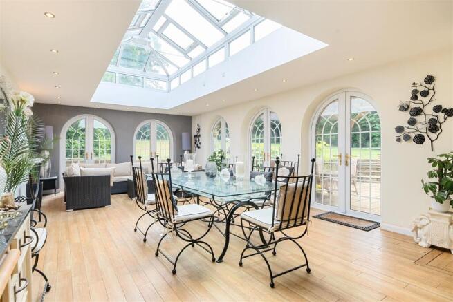 Lounge/Dining Room