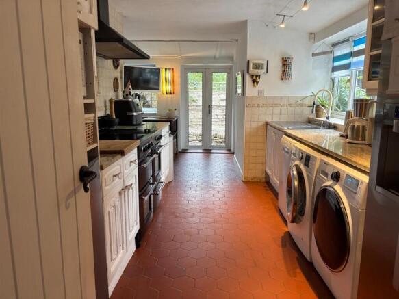 Kitchen main cottage.jpg