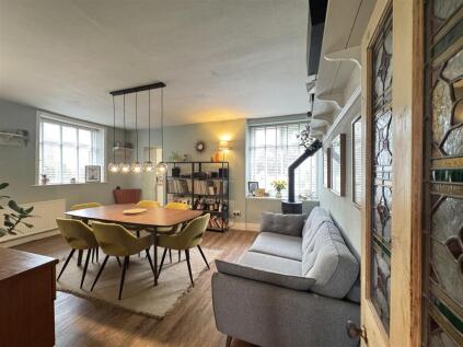 Quickedge Road, Mossley